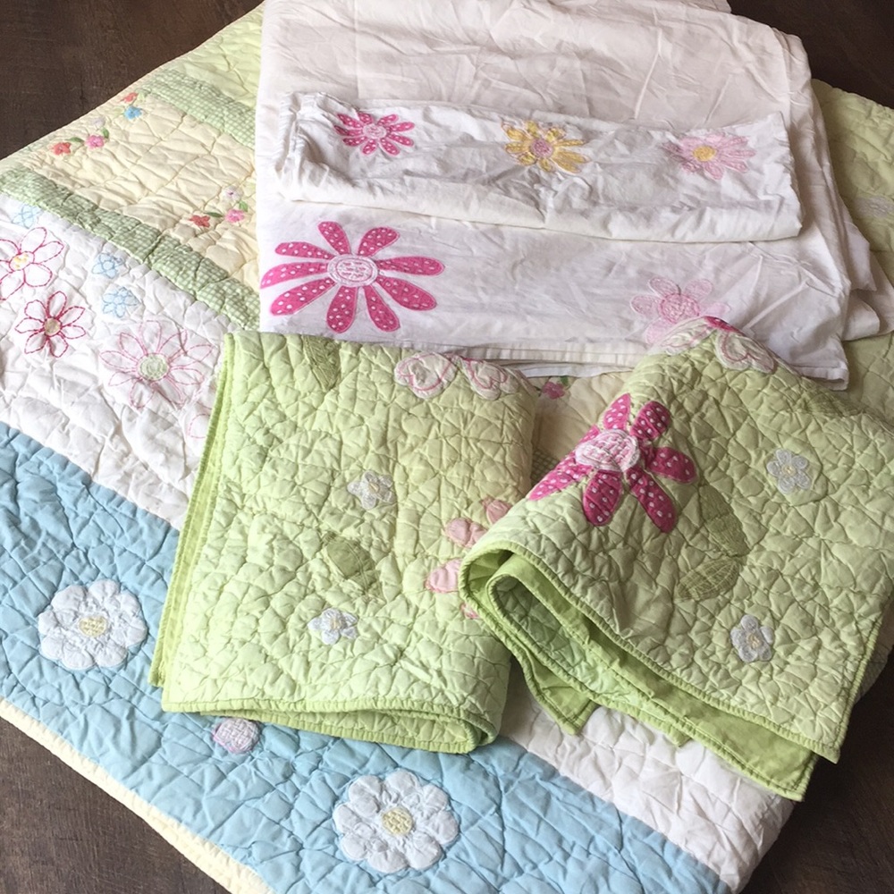 Adorable Queen or Full size Quilt and Sheet set